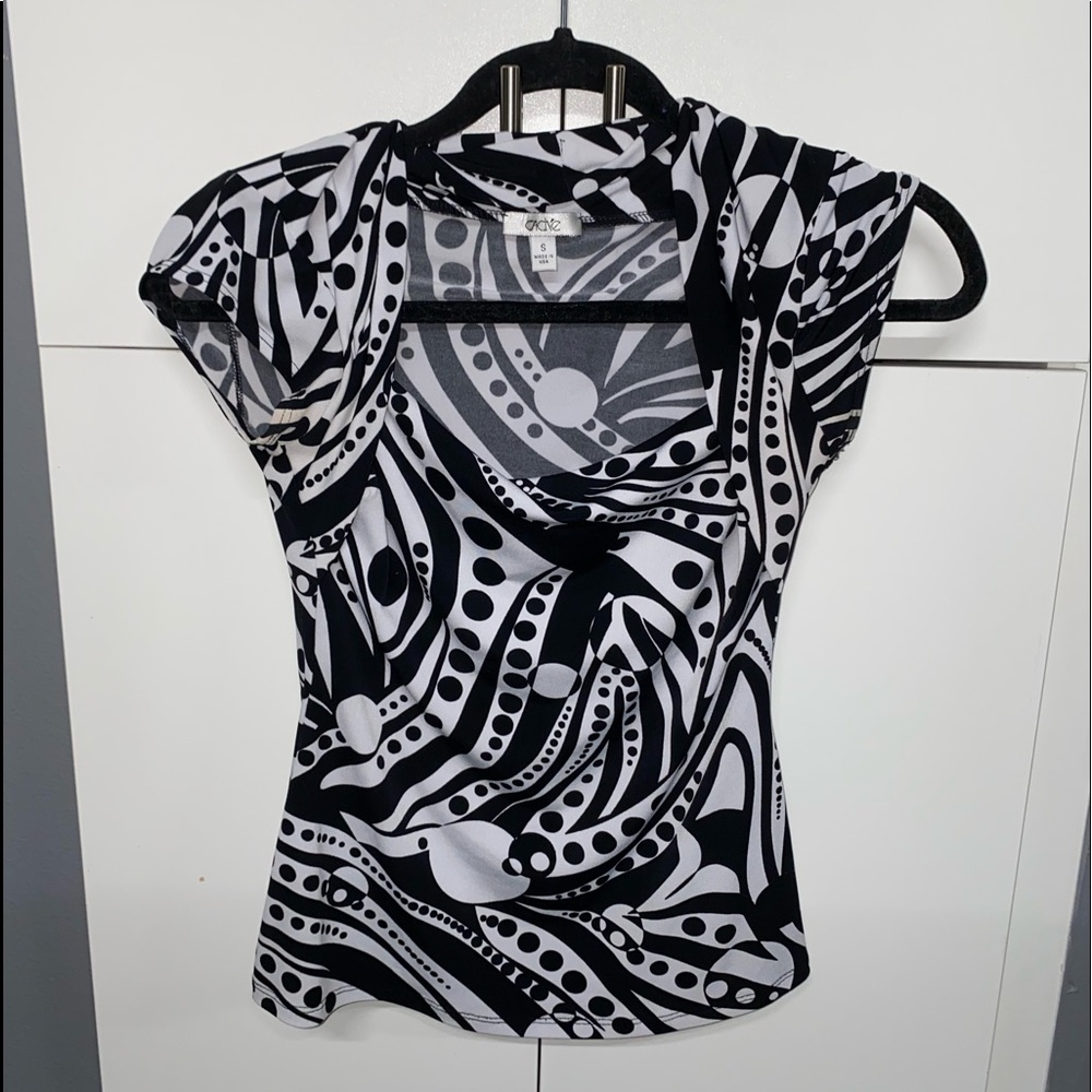 Cache Black and White top